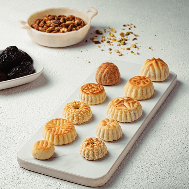 ELITE MAMOOL COOKIES Hamper ( Dates & Nuts Filled Cookies) - 16PCS