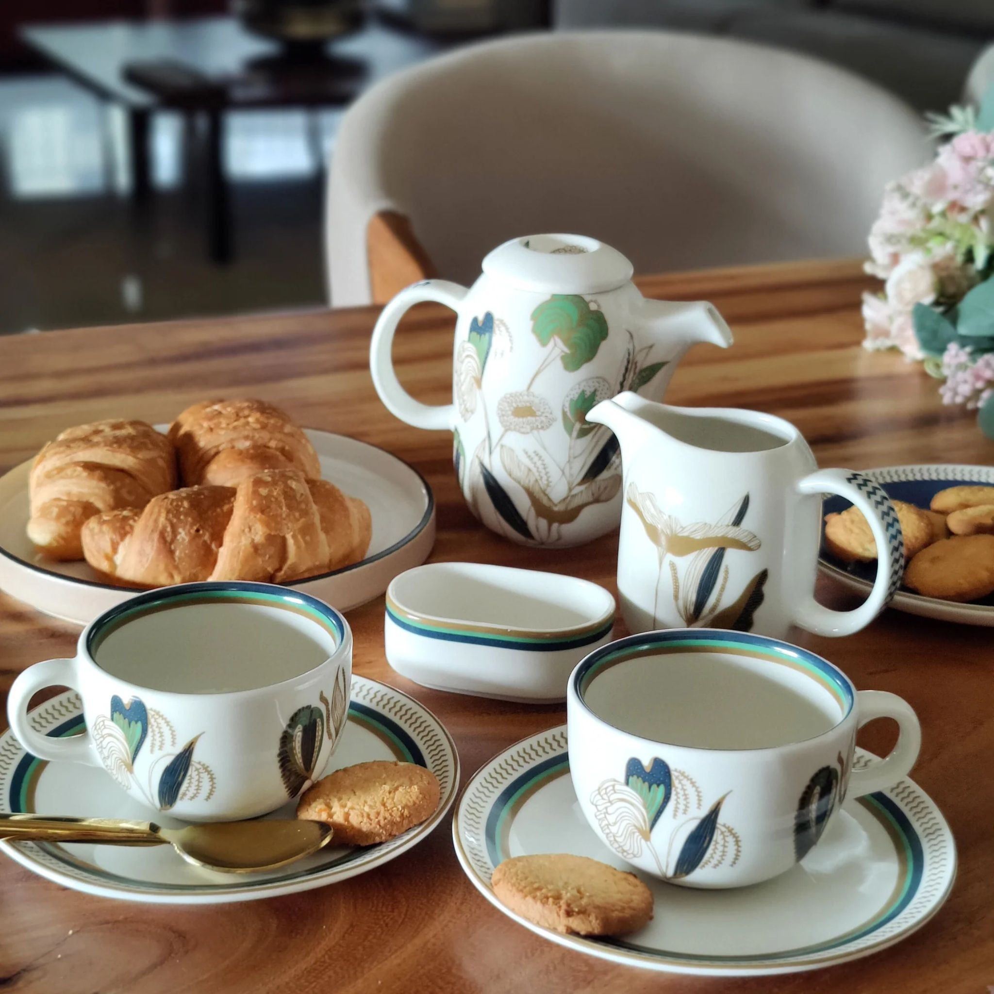 Pookkal - Porcelain Tea Pot Set by urbankart - ta.da tableware | Tooffi