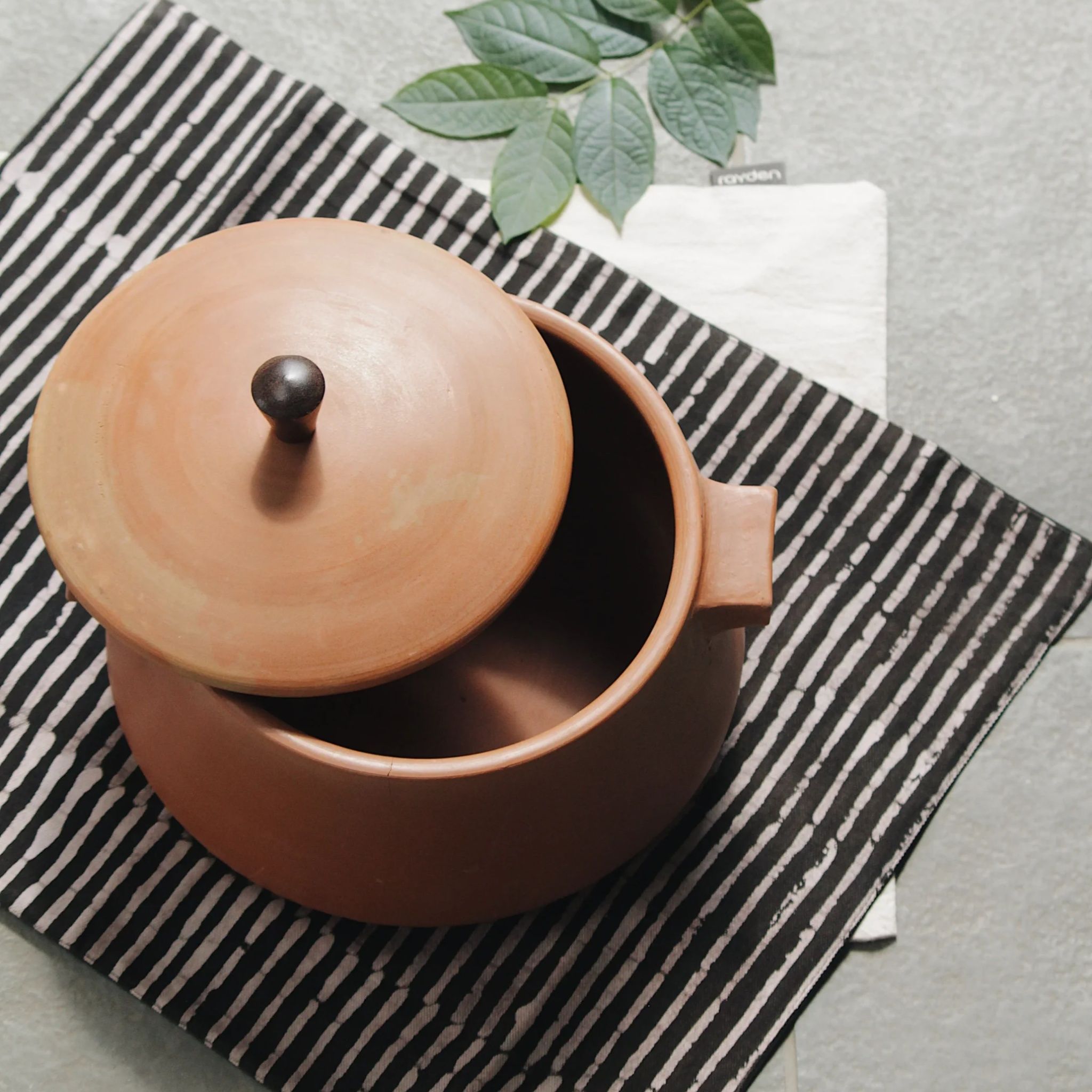 Arth Pot Large by Rayden Design | Tooffi